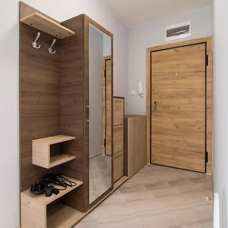 Stylish Wooden 1-bdr - Central * بلوفديف