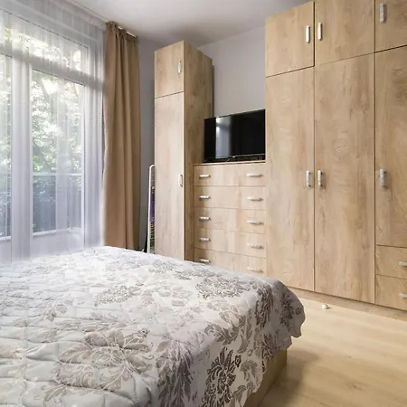 Stylish Wooden 1-bdr - Central