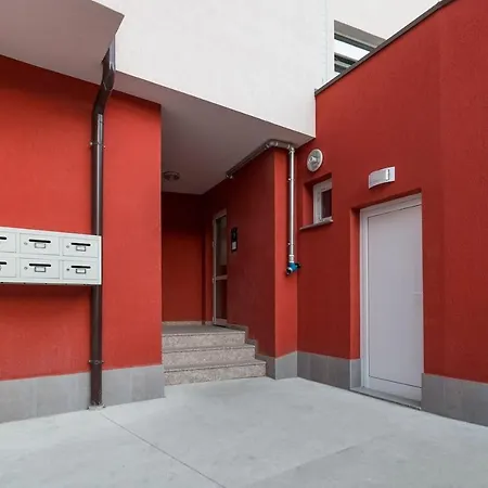 Stylish Wooden 1-bdr - Central