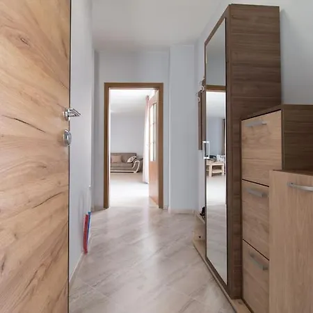 Stylish Wooden 1-bdr - Central